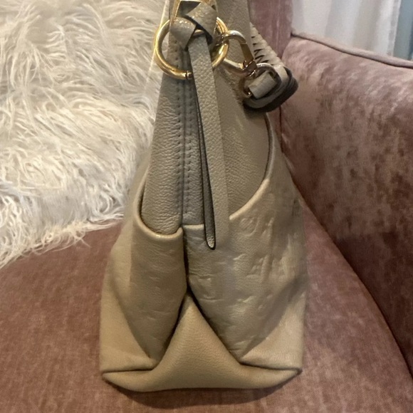 Louis Vuitton Maida Hobo in Turtledove - Picture 13 of 16